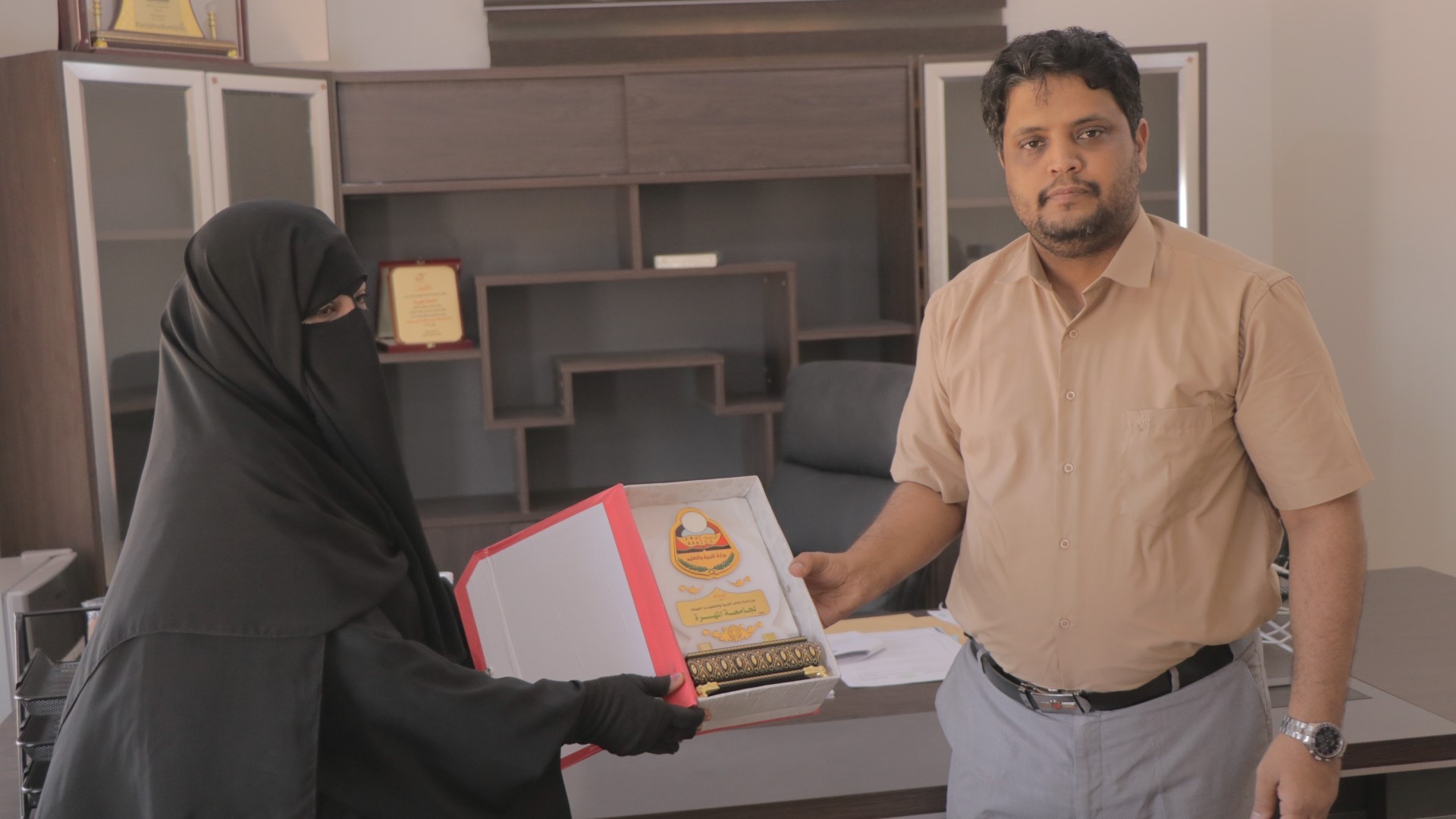 رئيس جامعة المهرة يستقبل مديرة التربية والتعليم بمديرية الغيضة.