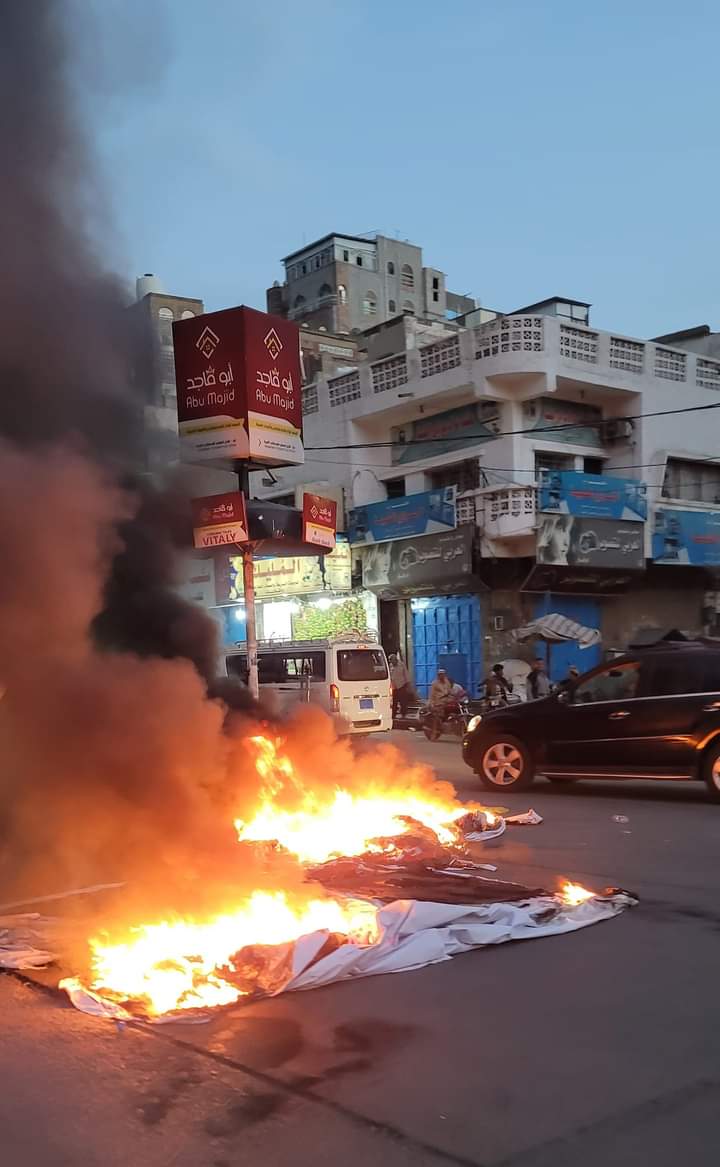 احراق صور طارق صالح في تعز